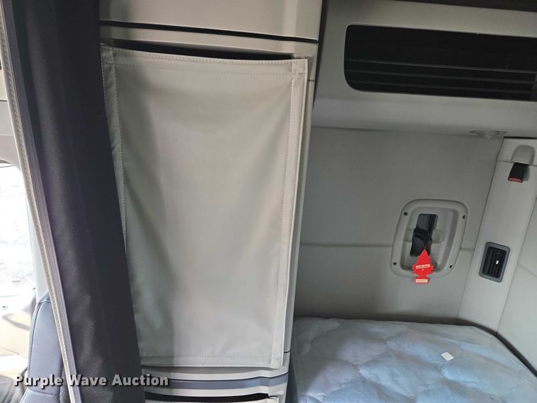 image for item YA1235 2022 Peterbilt 579 semi truck