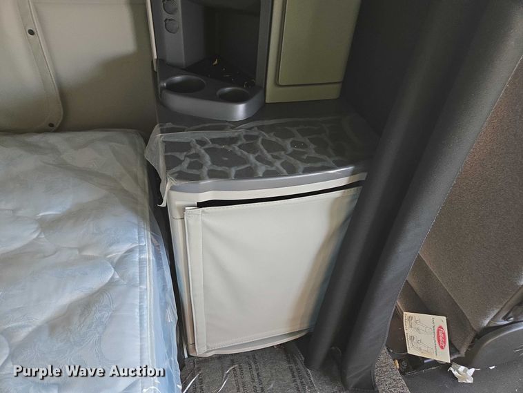 image for item YA1235 2022 Peterbilt 579 semi truck