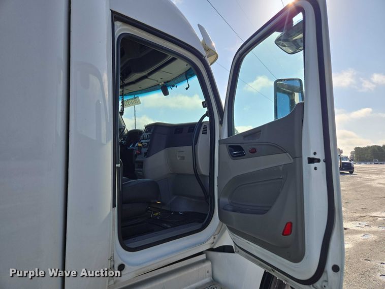 image for item YA1235 2022 Peterbilt 579 semi truck