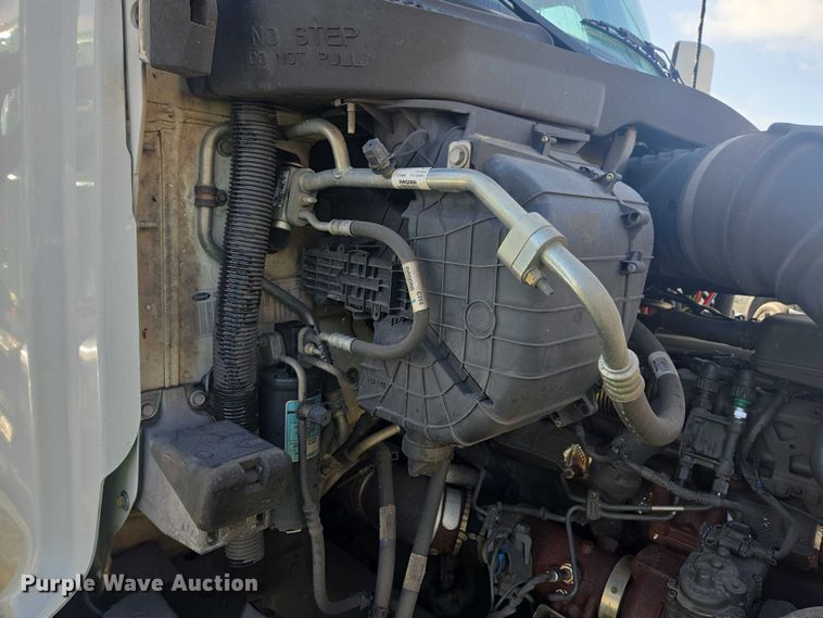 image for item YA1235 2022 Peterbilt 579 semi truck