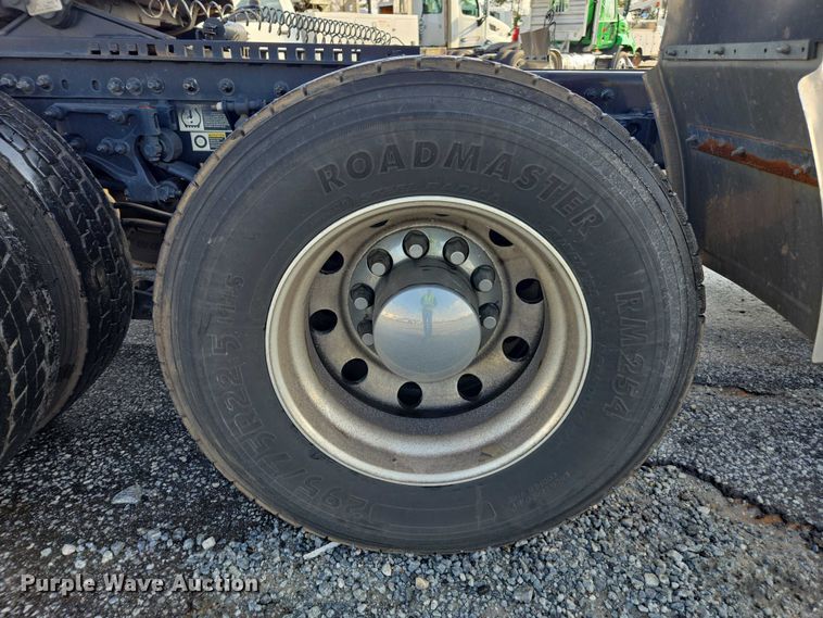 image for item YA1235 2022 Peterbilt 579 semi truck