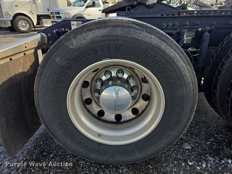 image for item YA1235 2022 Peterbilt 579 semi truck