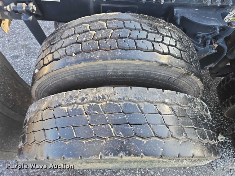 image for item YA1235 2022 Peterbilt 579 semi truck