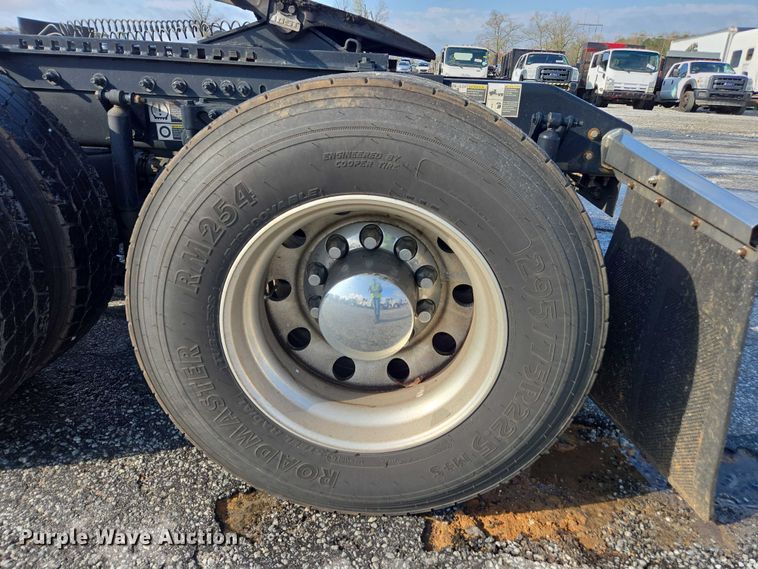 image for item YA1235 2022 Peterbilt 579 semi truck