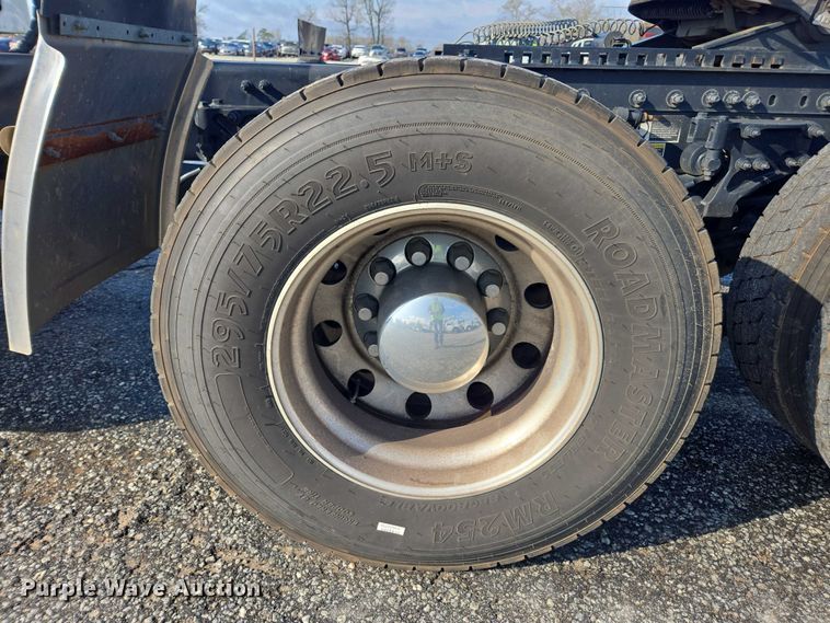 image for item YA1235 2022 Peterbilt 579 semi truck