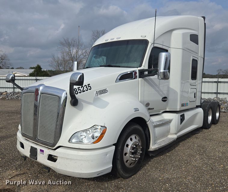 image for item YA1456 2018 Kenworth T680 semi truck