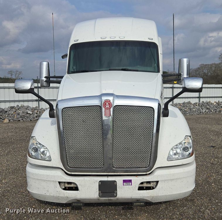 image for item YA1456 2018 Kenworth T680 semi truck
