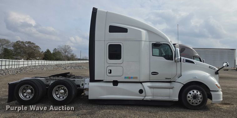 image for item YA1456 2018 Kenworth T680 semi truck