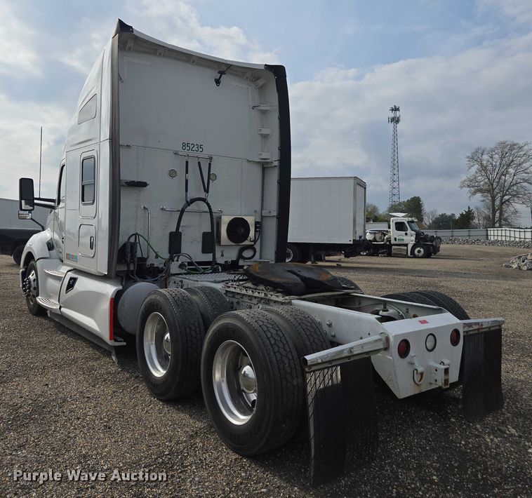 image for item YA1456 2018 Kenworth T680 semi truck