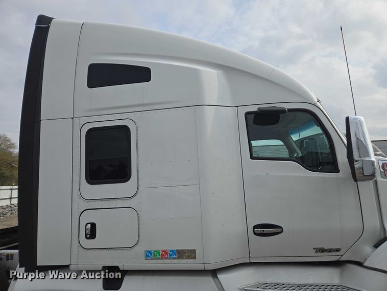 image for item YA1456 2018 Kenworth T680 semi truck