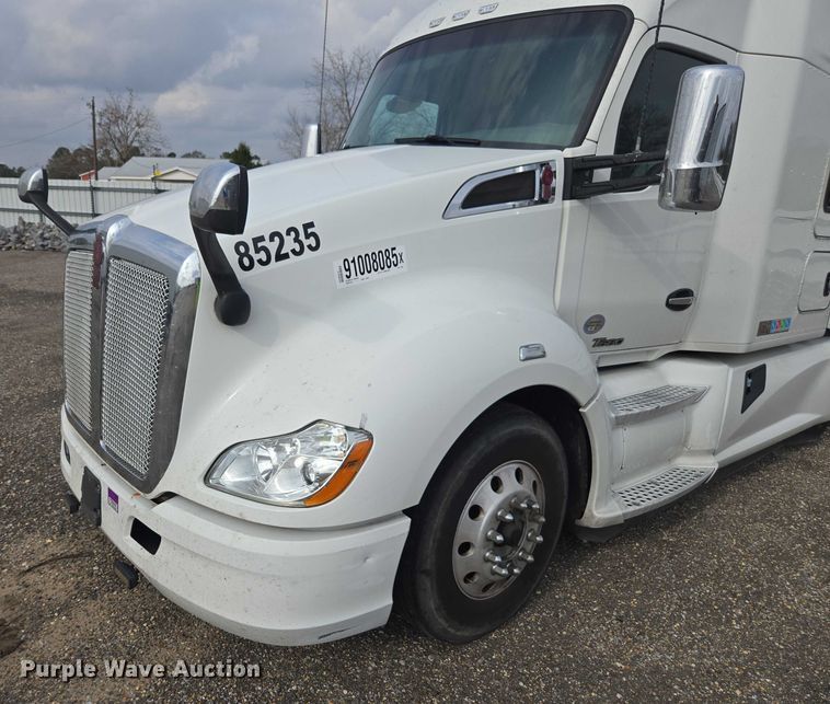 image for item YA1456 2018 Kenworth T680 semi truck