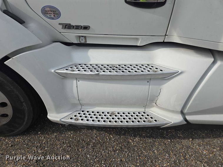 image for item YA1456 2018 Kenworth T680 semi truck