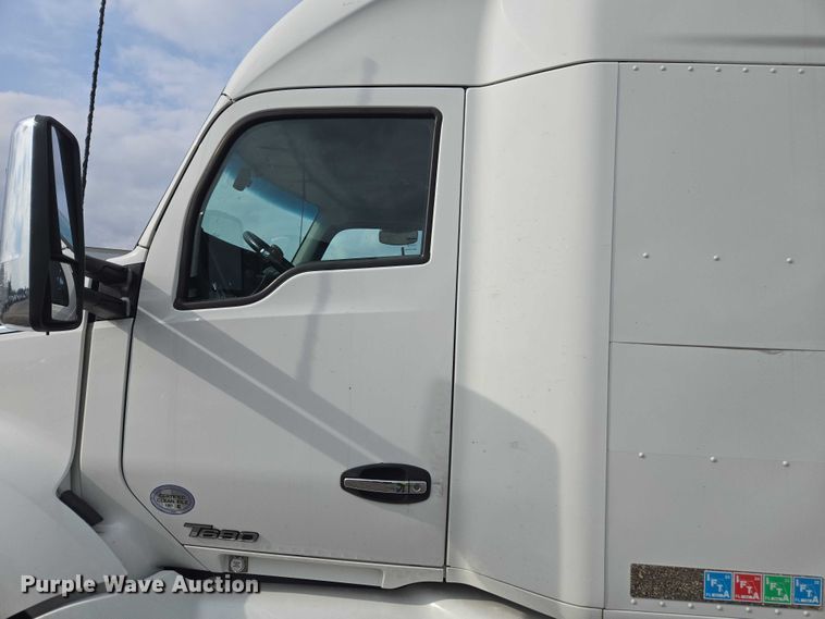 image for item YA1456 2018 Kenworth T680 semi truck