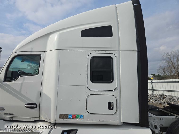 image for item YA1456 2018 Kenworth T680 semi truck