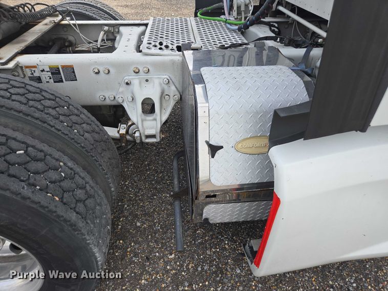 image for item YA1456 2018 Kenworth T680 semi truck