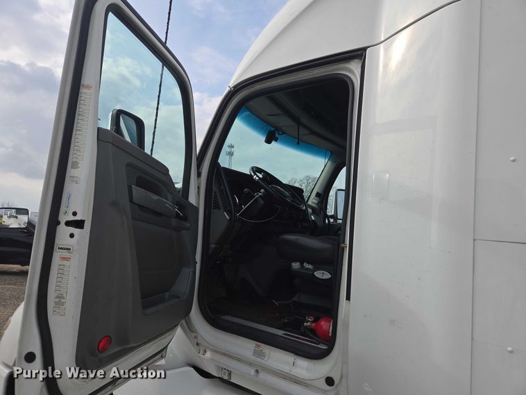 image for item YA1456 2018 Kenworth T680 semi truck