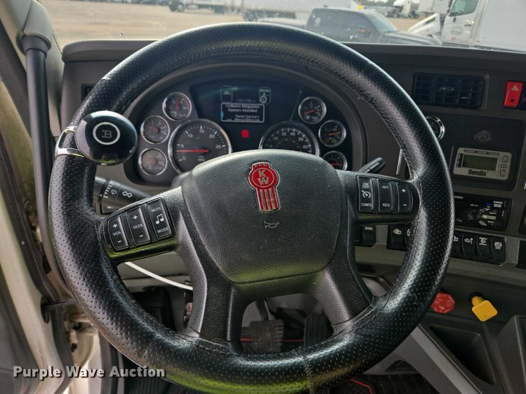 image for item YA1456 2018 Kenworth T680 semi truck