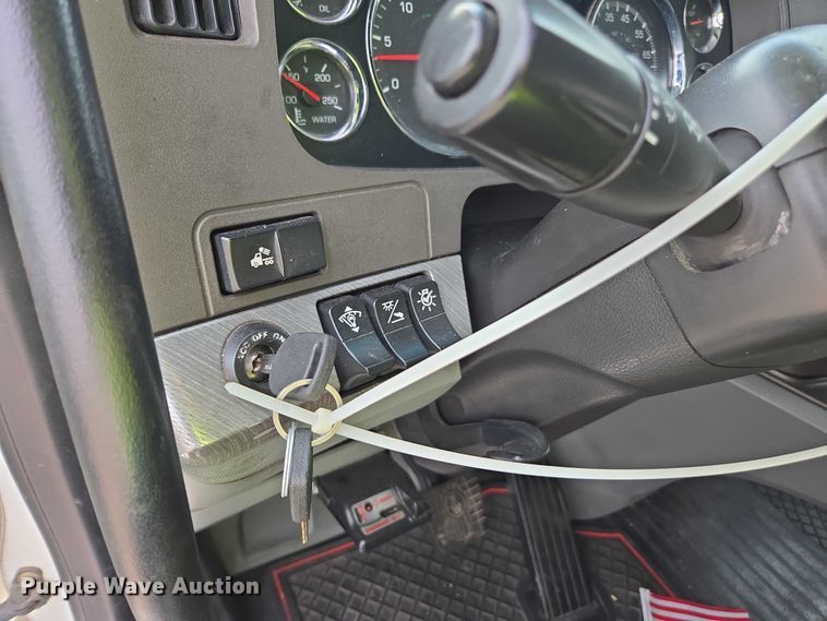 image for item YA1456 2018 Kenworth T680 semi truck