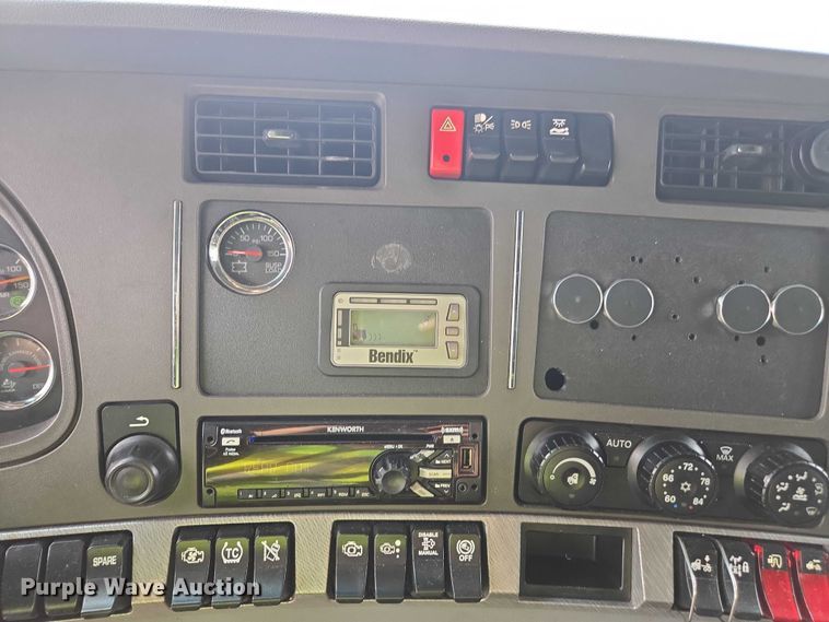 image for item YA1456 2018 Kenworth T680 semi truck