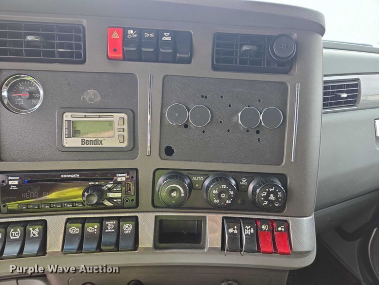 image for item YA1456 2018 Kenworth T680 semi truck