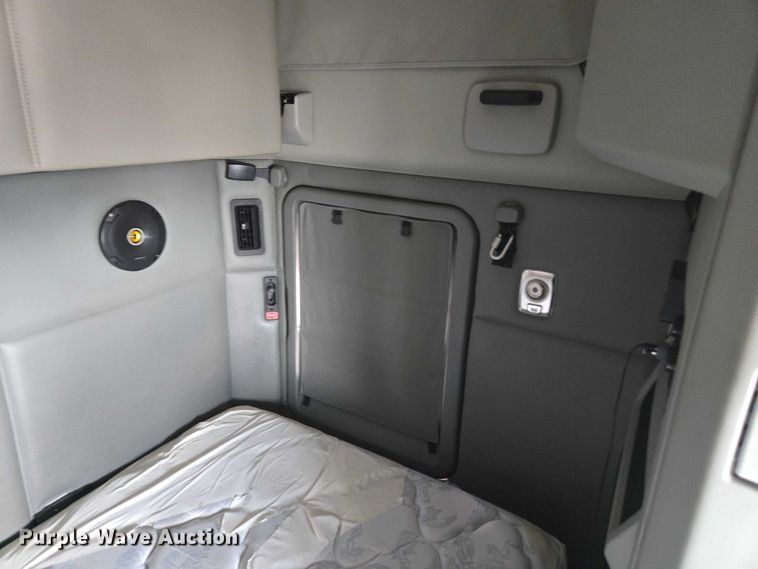 image for item YA1456 2018 Kenworth T680 semi truck