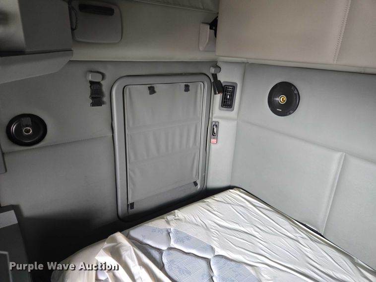 image for item YA1456 2018 Kenworth T680 semi truck