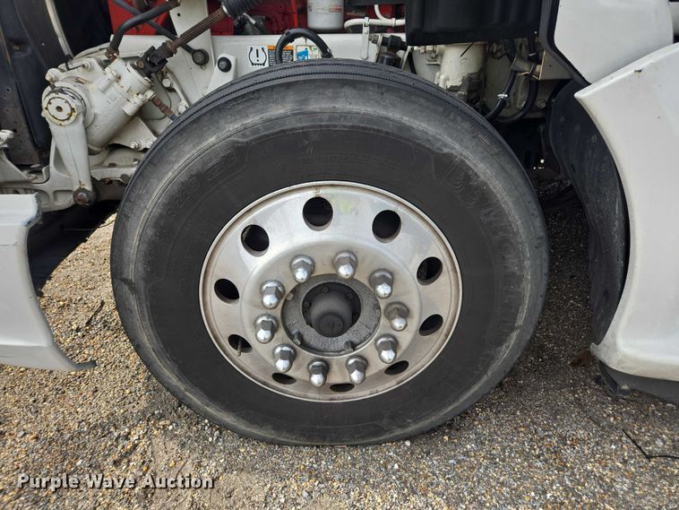 image for item YA1456 2018 Kenworth T680 semi truck