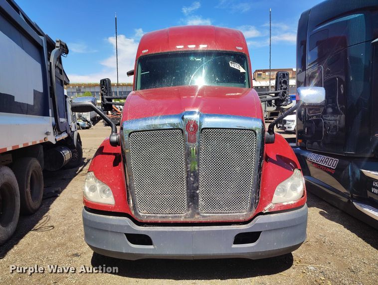 image for item YA1457 2020 Kenworth T680 semi truck