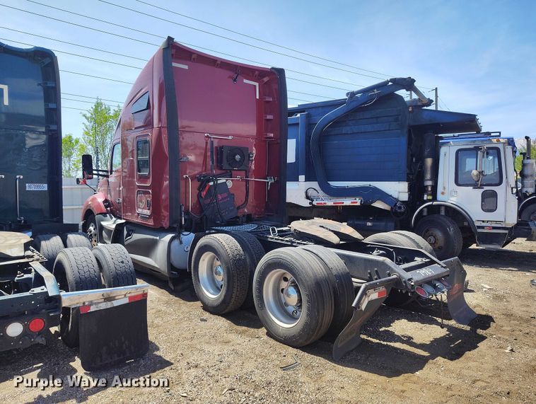 image for item YA1457 2020 Kenworth T680 semi truck