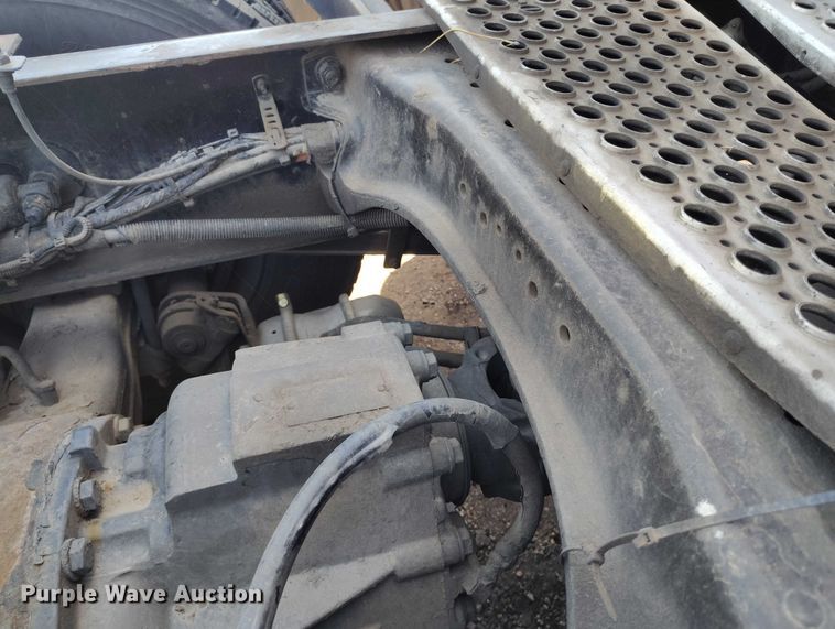 image for item YA1457 2020 Kenworth T680 semi truck