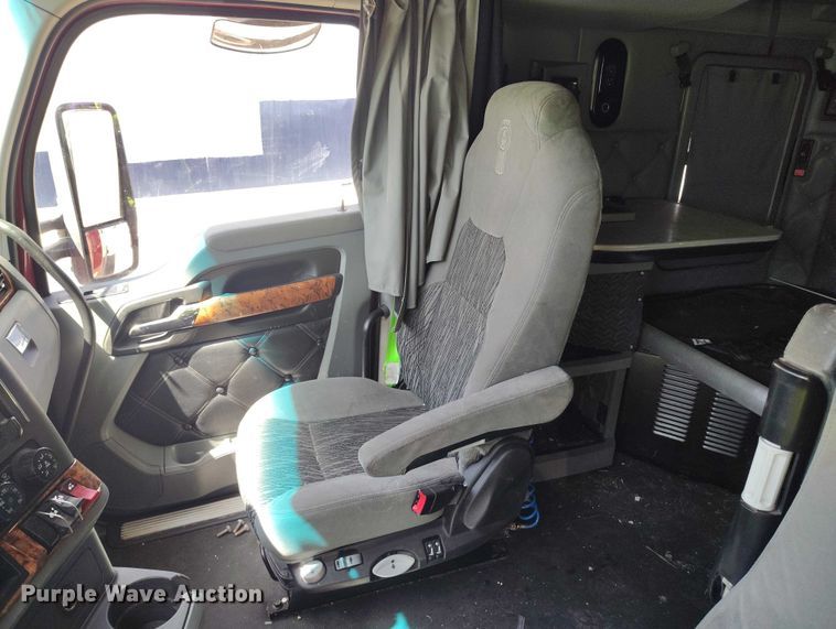 image for item YA1457 2020 Kenworth T680 semi truck