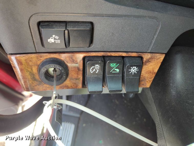 image for item YA1457 2020 Kenworth T680 semi truck