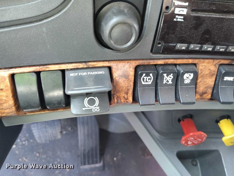 image for item YA1457 2020 Kenworth T680 semi truck