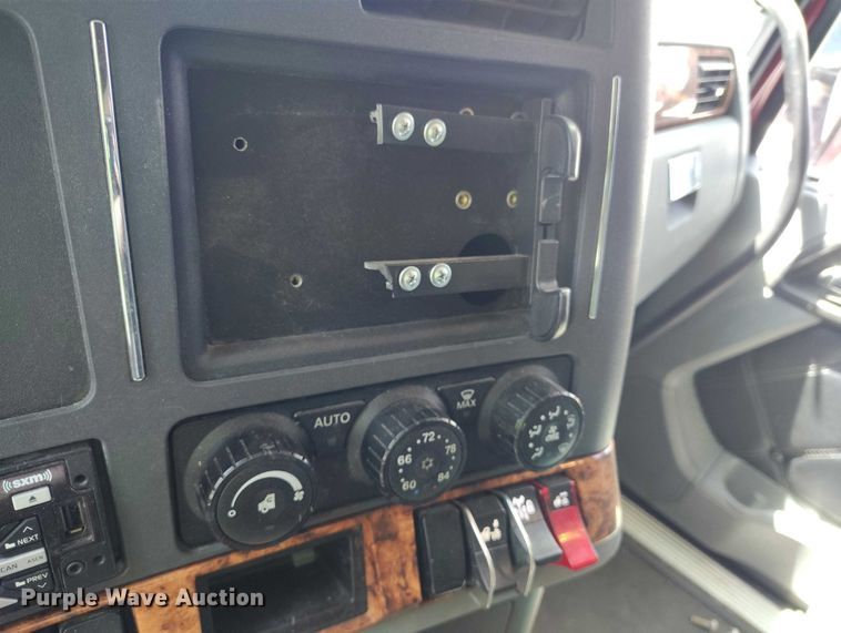 image for item YA1457 2020 Kenworth T680 semi truck