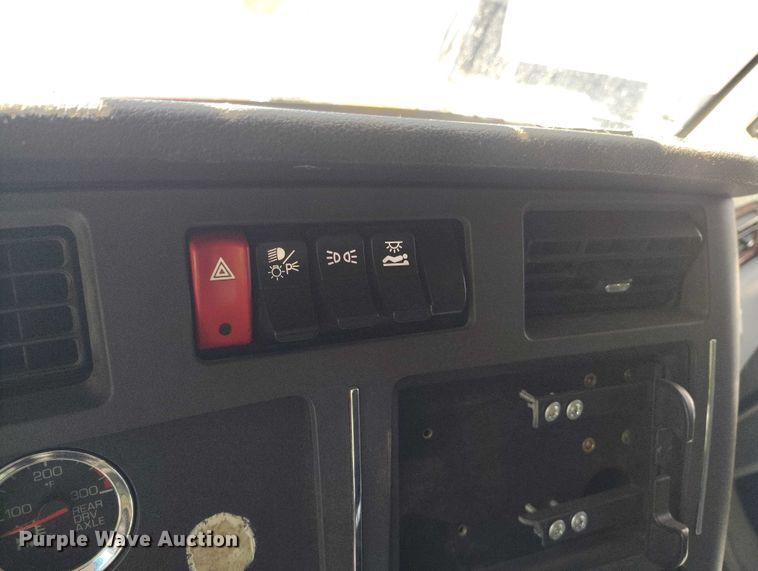 image for item YA1457 2020 Kenworth T680 semi truck