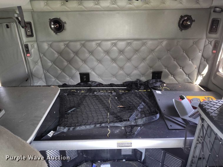image for item YA1457 2020 Kenworth T680 semi truck