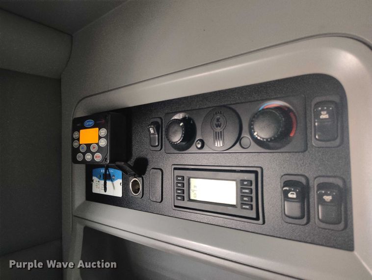 image for item YA1457 2020 Kenworth T680 semi truck