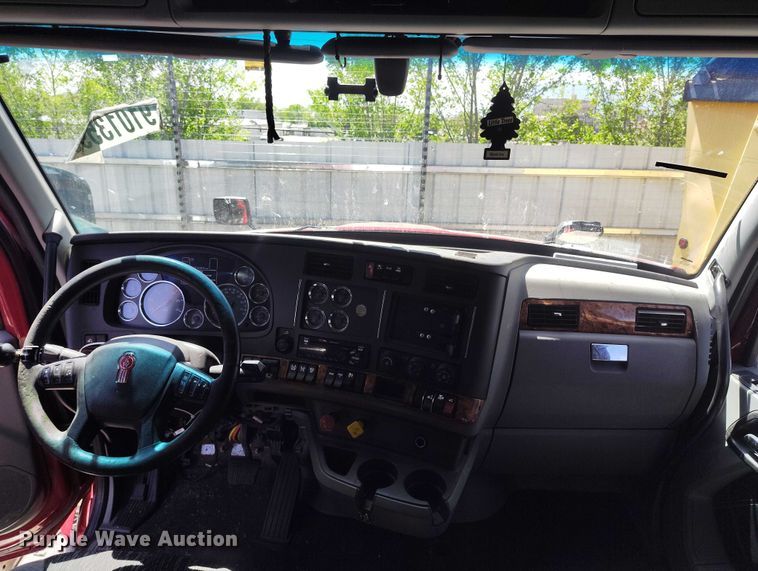 image for item YA1457 2020 Kenworth T680 semi truck