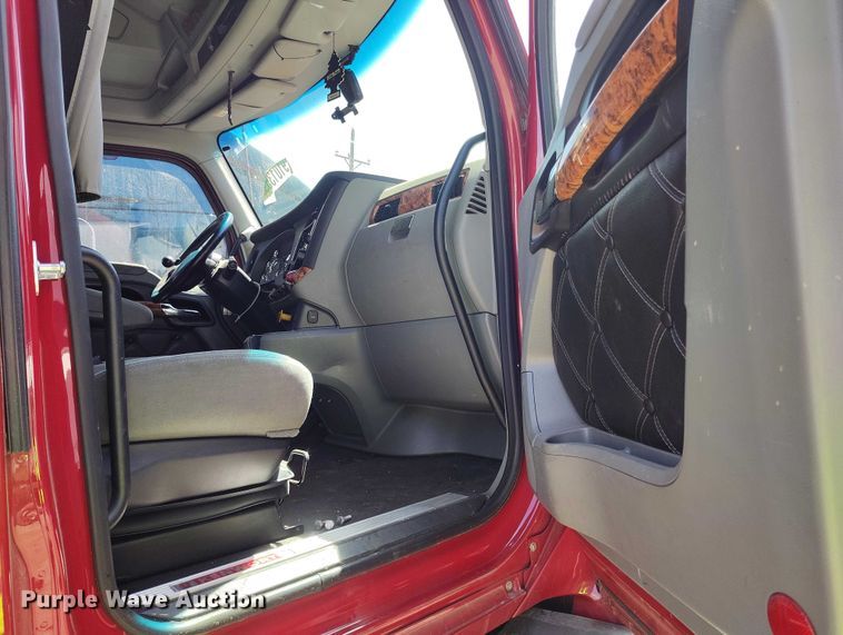 image for item YA1457 2020 Kenworth T680 semi truck