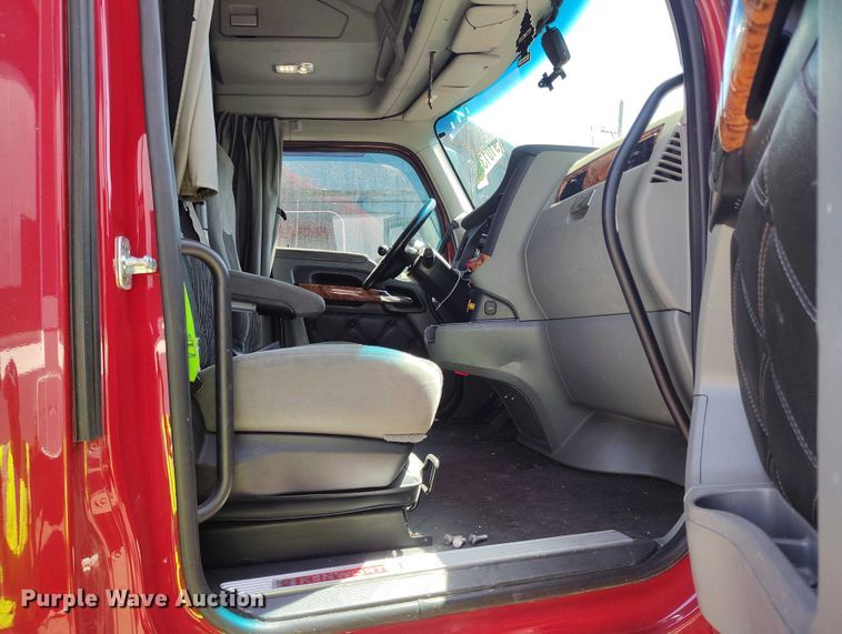 image for item YA1457 2020 Kenworth T680 semi truck