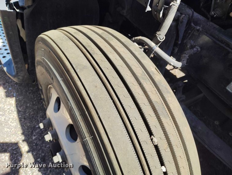 image for item YA1457 2020 Kenworth T680 semi truck