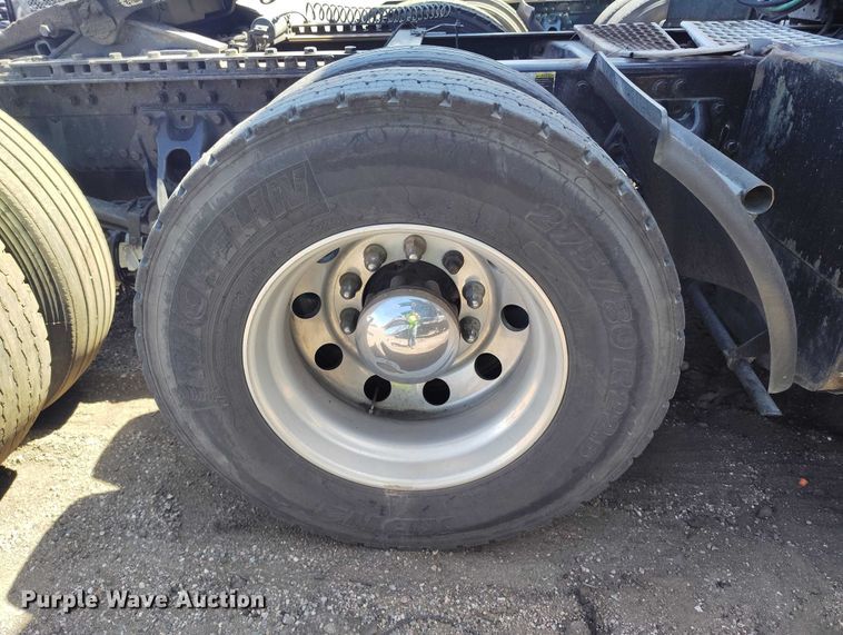 image for item YA1457 2020 Kenworth T680 semi truck