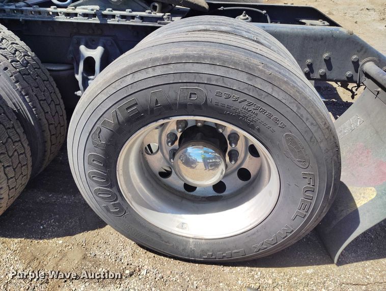 image for item YA1457 2020 Kenworth T680 semi truck