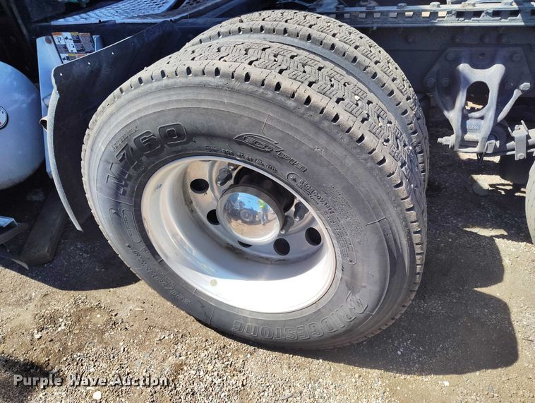 image for item YA1457 2020 Kenworth T680 semi truck