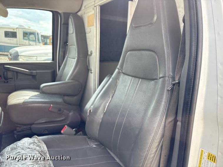 image for item YA1528 2020 Chevrolet Express 3500 delivery van