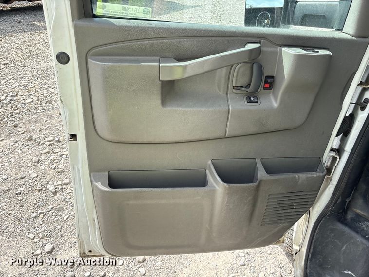 image for item YA1528 2020 Chevrolet Express 3500 delivery van