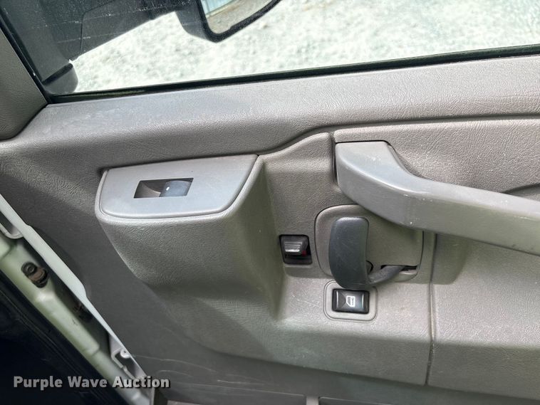 image for item YA1528 2020 Chevrolet Express 3500 delivery van