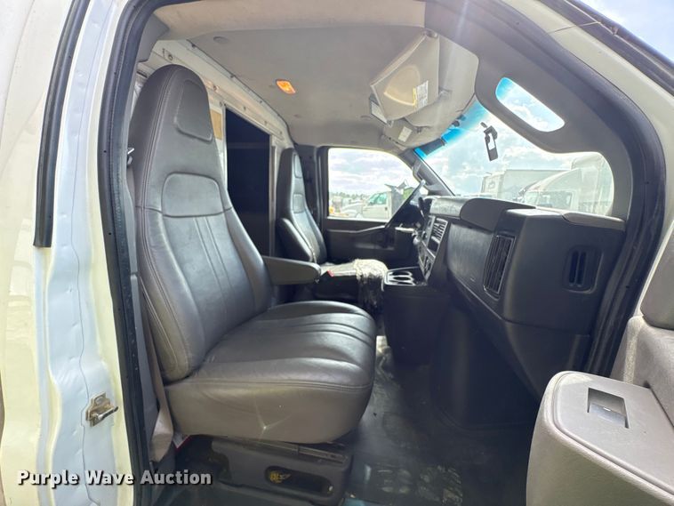 image for item YA1528 2020 Chevrolet Express 3500 delivery van