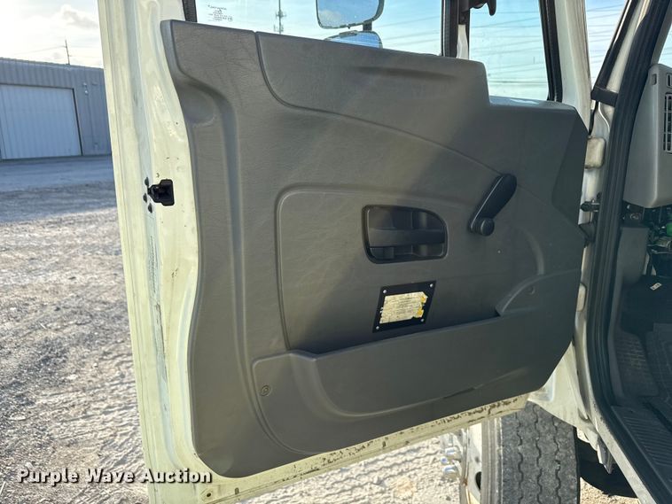 image for item YA1788 2018 International 4300 box truck