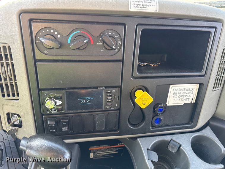 image for item YA1788 2018 International 4300 box truck